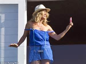 Rachel Hunter Takes A Sexy Selfie On The Balcony Of Her New Zealand
