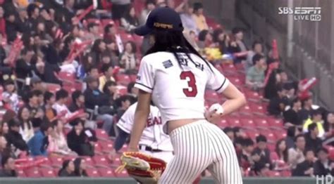 韩性感女星为棒球赛开球 露脐紧身衣吸眼球 图 搜狐滚动