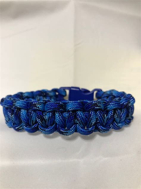 How to make a cobra braid paracord bracelet. Blue blend 550 paracord cobra weave bracelet. | Woven bracelets, Cobra weave, Bracelets