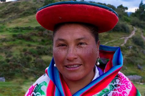 Mujer Peruana Con Flores En El Sombrero Fotografía Editorial Imagen