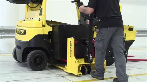 Hyster® Electric Forklift Trucks Battery Removal With Battery Exchange