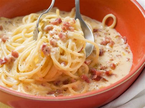 Nudeln mit Eier-Speck- Soße auf italienische Art Rezept