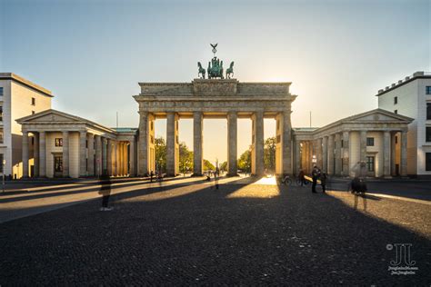 Das Brandenburger Tor Am Abend Es War 28 Jahre Lang Ein Sy Flickr