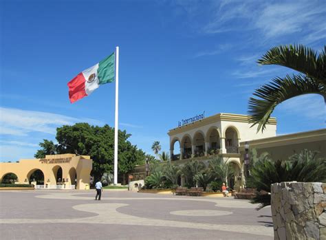It is the seat of los cabos municipality lying at a shallow bay 20 miles (32 km) northeast of cabo san lucas on the gulf of california. s/v El Tiburon : San Jose del Cabo