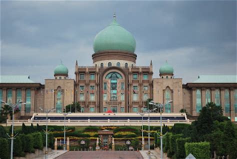 Perdana menteri ialah pemimpin utama kerajaan malaysia. KUALA LUMPUR - PUTRAJAYA - LABUAN: Seni Bina Bangunan ...
