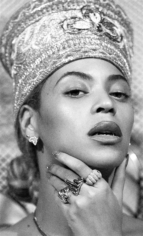 Beyoncé In Nefertiti Crown Queen B Beyonce Beyonce Queen Beyonce