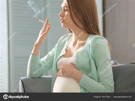 Mujer Embarazada Fuma Fotograf A De Stock Belchonock