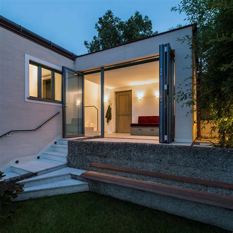 The accommodation features a seating and dining area. Ein Haus am See | Serien Lighting