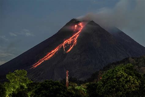 Indonesia Gunung Merapi Menyemburkan Lahar Bercahaya