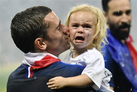 Latest on barcelona forward antoine griezmann including news, stats, videos, highlights and more on espn. PHOTOS - Griezmann et sa fille Mia après la victoire des ...