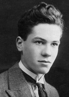 Cut.com celebrates movember with a new video featuring one hundred years of men's hairstyles. Hair Styles: 1900s mens hair style