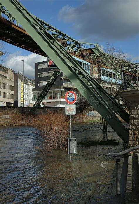 Gerade in tallage kommt dann noch das problem offener kellerfenster hinzu. Wuppertal - Hochwasser am Islandufer Foto & Bild ...