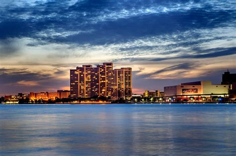 Detroit Riverfront Apartments | Riverfront Towers | Welcome