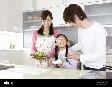 Padres E Hija En La Cocina Fotografía De Stock Alamy