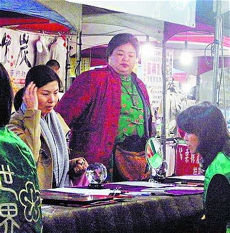 胡瓜是谁 胡瓜做爸太偏心 儿子出境花费仅是女儿十分之一 中新网7月1日电 胡瓜昨晚现身台湾桃园机场,为前妻秀秀.儿子安安送行,他说:儿子大了要独立,但送他走(出境读书)还是很舍不得.&. 胡瓜前妻形单影只 孤单夜市算命过圣诞(图)-搜狐娱乐