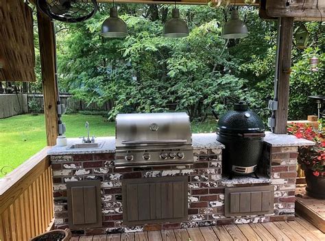 What are the key differences between. Thin brick on a cooking center. Green Egg cooking table ...