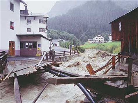 Hochwasser n ( genitive hochwassers, plural hochwasser ) a very high water level in any body of water; Hochwasser & Naturkatastrophen | Arbeiterkammer Oberösterreich