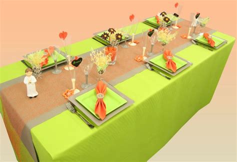 De belles nappes blanches comme les dimanches en famille, un joli chemin de table communion un peu de couleur. Décoration de table communion (anis, orange et taupe ...