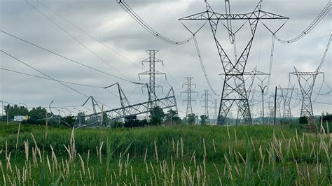 Massive power outage in Longueuil after bus crash