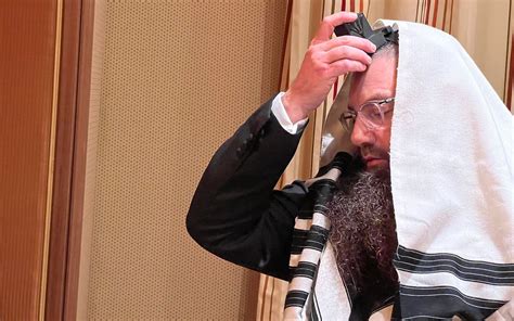 Israeli Rabbi Visits Iran Meets With Local Leaders And Documents His