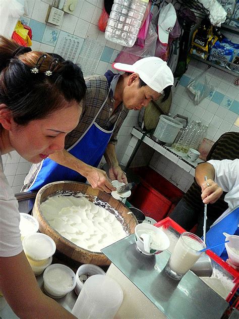 You can find the best tau fu fah and best soya bean @ ipoh! Nick On The Go!: Tau Fu Fah @ Funny Mountain Soya Bean, Ipoh