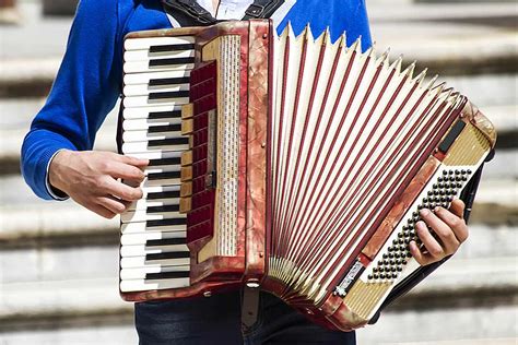 Alat musik melodis merupakan kebalikan dari alat musik ritmis yang hanya digunakan untuk mengatur irama, namun keduanya saling bergantung untuk menciptakan sebuah karya musik yang. 10 Alat Musik Melodis yang Perlu Kamu Ketahui | BukaReview