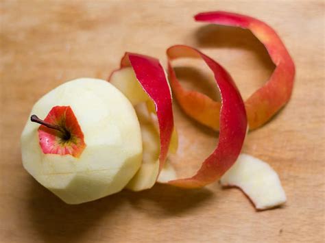 Should You Eat Apple With Or Without Peel