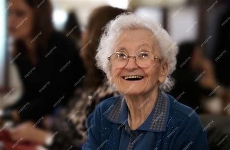 Retrato De Una Anciana Sonriendo Foto Premium