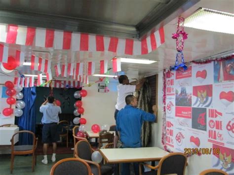 Adanya dekorasi kelas yang dibuat dari beragam bahan menjadikan suasana kelas lebih nyaman dan bikin betah belajar. Hiasan Kelas 17 Agustus Kreatif - Gambar Ngetrend dan VIRAL