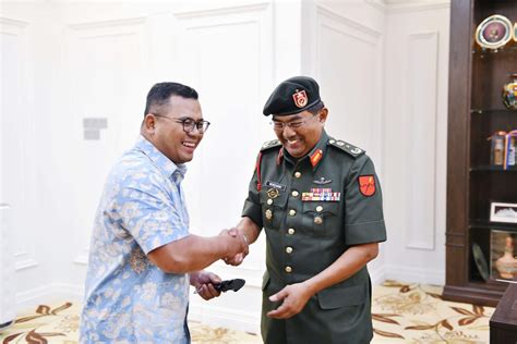 Freya, anak konglomerat dari abad ke 21 tibatiba terlempar ke tubuh nona pertama di kediaman menteri ai. Kunjungan Hormat daripada Panglima Briged Ke-11 Infantri ...