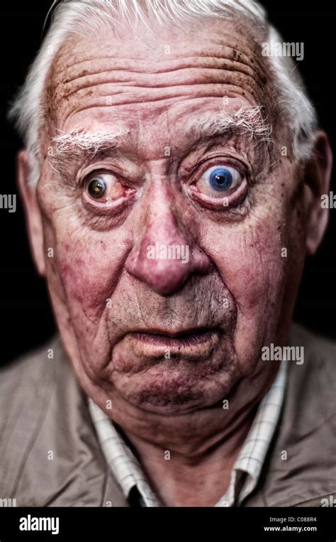 Retrato De Un Hombre Viejo Tirando De Una Cara Fotografía De Stock Alamy