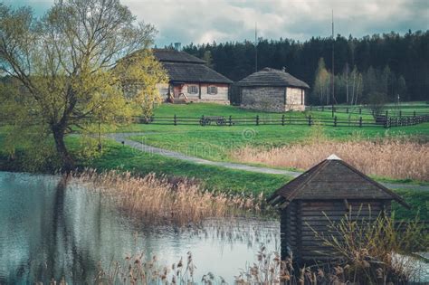 Een arcadisch, bijna middeleeuws landschap, met extensieve landbouw. Etnisch Huis Op Landelijk Landschap - Geboorteplaats Van ...