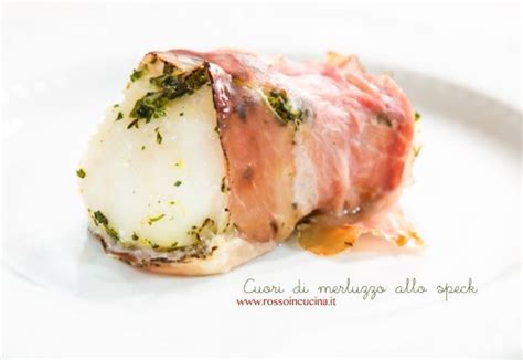 I filetti di merluzzo surgelati alla pizzaiola sono un secondo di pesce sano e gustoso che si cucina con il pomodoro, cipolla olive e capperi e si può cuocere sia in forno che in padella. Ricetta Cuori di merluzzo allo speck