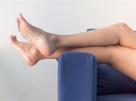 Cztery skuteczne sposoby na opuchnięte nogi Kobieta w INTERIA PL