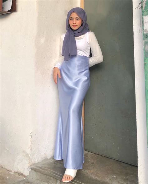 Cewek Igo Pakai Rok Satin Tinggi Seksi Baju Kaos Putih Ketat Manis