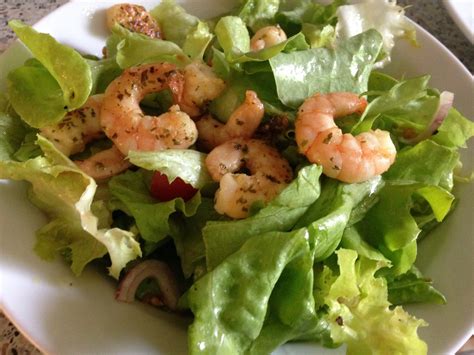 Schön grün, knackig und mit einem. Grüner Salat mit Garnelen und Honig-Senf-Dressing von ...