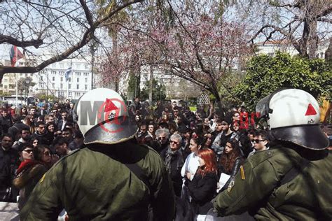 ΤΩΡΑΧΑΜΟΣΜΥΡΙΖΕΙ ΜΠΑΡΟΥΤΙΣε κλοιό ΜΑΤ η ΝομικήΔΕΙΤΕ ΤΟ ΒΙΝΤΕΟ Volcano Times