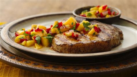 Estas chuletas se cocinan bien con frutas como zarzamoras, cerezas y albaricoques, que agregarán algo de dulzura al sabor de la carne. Receta de Chuletas de Puerco con Salsa de Durazno ...