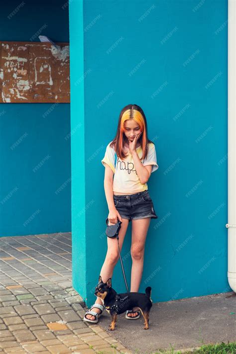 Hermosa Niña En Edad Escolar Con Coloración De Cabello De Moda Retrato