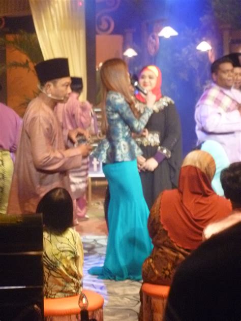 nazreen idris malaysia s fashion designer linda onn in raya collection