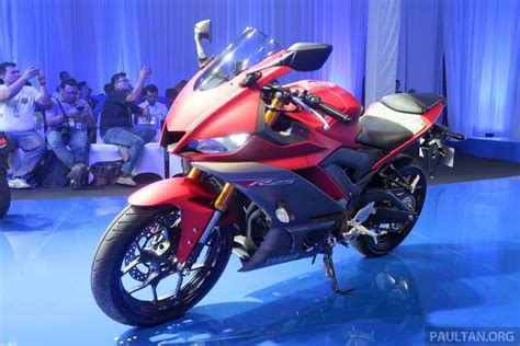 Front brake hydraulic disc, dual piston floating ( floating gives your braking system more smooth and long lasting brake pads). 2019 Yamaha R25 makes global debut - India launch expected ...
