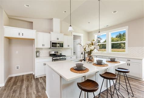 Our goal has always been to take the time to understand our clients needs and incorporate them into creating an environment to meet their lifestyles with comfort and style. Beaver Lake - BYK Construction