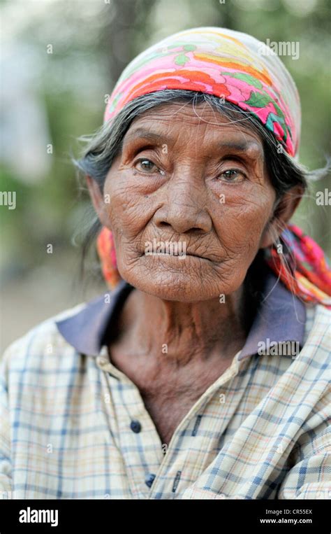 Retrato De Una Vieja Mujer Indígena De La Tribu De Los Indios Wichi