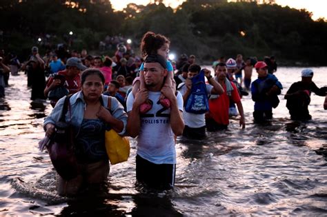 Cientos De Migrantes Centroamericanos Cruzan Río Y Entran A México