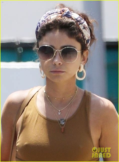 Sarah Hyland Flashes Sparkly Engagement Ring Out In La Photo 4322901