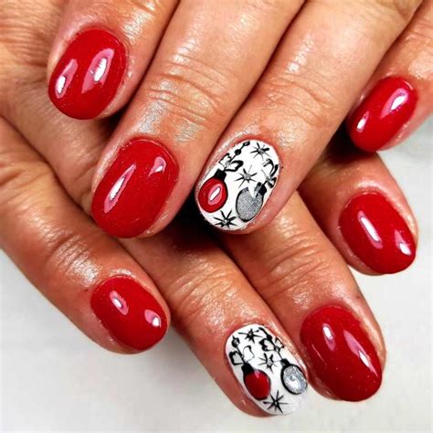 I have thin nails prone to breaking, and most nail polish doesn't last well for me. Red Christmas nails 2020: the most beautiful ideas