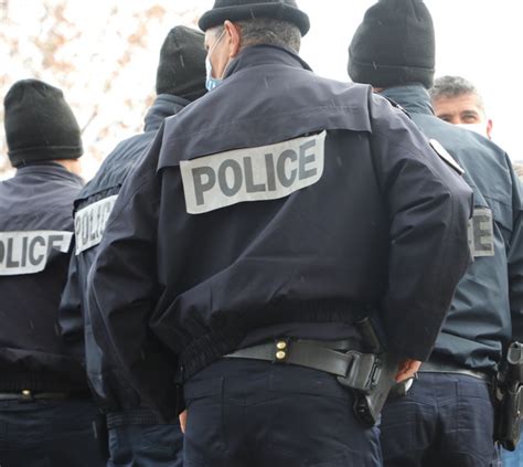 Soci T Val De Marne Un Policier Se Suicide Dans Son Commissariat