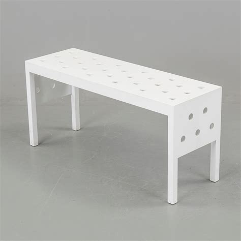 Bankéři tomáš jeřábek a tomáš měcháček si v reklamě air bank otevírají účet u konkurence, aby zjistili, jak to chodí jinde. THOMAS SANDELL, bänk, "Bench Air", Asplund, 2000-tal ...