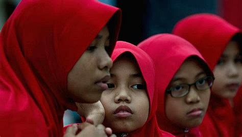 Malaysia's child marriage statistics are not widely available, but the country's family and community development deputy minister reported in 2010 that 16,000 girls under the age of 15 were married. Over 6,000 Child Marriages Recorded in Malaysia in The ...