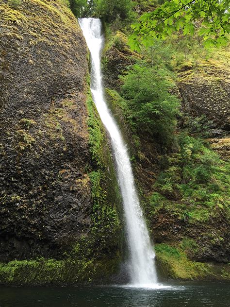 Horsetail Falls Waterfall Scenic Viewpoint In The Columbia River Gorge